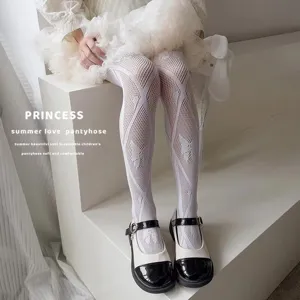 Nahaufnahme der süßen Mädchen Sommer Netz Strumpfhose mit hübschem Schleifen und Rautenmuster.