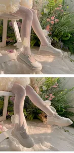 Détails du collant en dentelle blanche pour enfants avec grand nœud et chaussures perles.