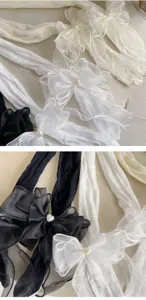 Collants en dentelle pour enfants avec nœud et perle faits main, détail collants fille.