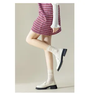 Gros plan détaillé de chaussettes en dentelle pour femmes avec un design très délicat.