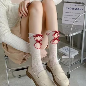 Lolita Spitzen Wadenstrümpfe für Damen mit roten Schleifen Bändern und Ajourmuster Design.