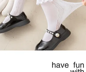 Details of girls white lace mesh socks and black pearl mary jane shoes, soft and comfortable.
