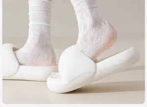 Weißer Spitzen-Rüschen-Slouch-Socken Detail, dünnes atmungsaktives Mesh-Design für Damen Sommer.