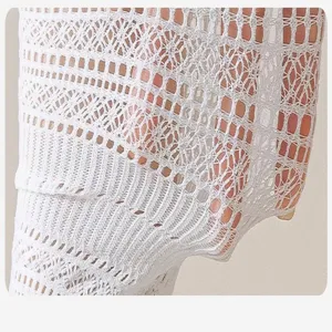Detailansicht weißer Spitzen-StrickSocken mit atmungsaktiver Netzstruktur für Sommer.
