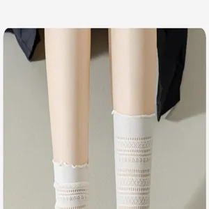 Detailansicht der weißen Spitzen-Netz-Mittelsocken mit charmantem Rüschenrand.