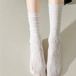 Weiße spitze lochmuster wadenhohe socken für damen sweet lolita stil vielseitig tragbar.