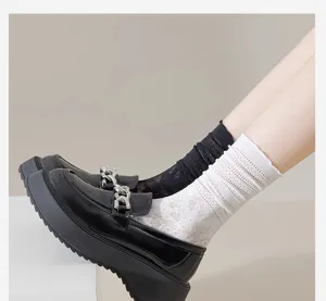 Nahansicht von japanischen Damen Rüschen Spitze Mesh WadenSocken, atmungsaktiv und schick.