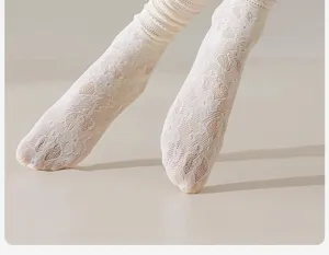 Nahaufnahme Detail von japanischen Spitzen Hohlmuster Mesh Socken, atmungsaktive Sommerkleidung.