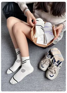 Vista detallada de cómodos calcetines de tubo medio para mujer con rayas elegantes y suaves.