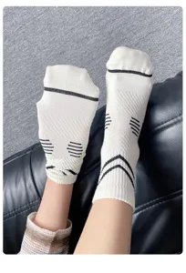 Calcetines de algodón de tubo medio para mujer con rayas negras antideslizantes y cómodos.