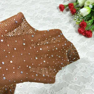 Medias de red marrones con pedrería en detalle, calcetería de malla transparente con cristales