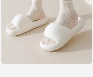Atmungsaktive Spitzen-Netz-Socken kombiniert mit bequemen Hausschuhen mit dicker Sohle.
