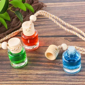 Auto Hängende Parfümflasche Aromatherapie Ätherisches Öl Anhänger mit buntem Liquid und Holzdeckel