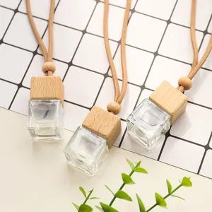 Gros plan détaillé du flacon de parfum suspendu pour voiture en verre avec bouchon bois.