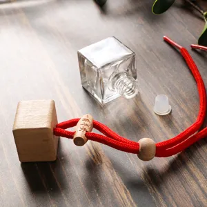 Bottiglia di vetro per profumo auto quadrata vuoto ciondolo con tappo di legno rosso.