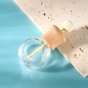 Leere Glas Parfümflasche für Auto Lüftungsschlitz Aromatherapie Diffusor Detailansicht.
