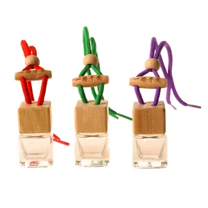 Bottiglia di profumo per auto in vetro quadrato con tappo in legno e corda colorata interni.