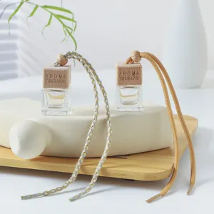 Vue détaillée du flacon de parfum en verre avec bouchon en bois et corde, décor esthétique.
