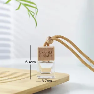 Vue détaillée du flacon de parfum de voiture carré vide avec bouchon en bois et corde.