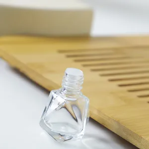 Botella de perfume vacía de vidrio transparente facetado detalle para colgar en coche.