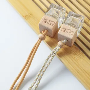 Flacon de parfum de voiture carré transparent avec bouchon en bois et corde pour huile essentielle.