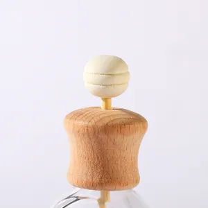 Nahaufnahme Detail von Autodiffusor Holzdeckel und Kugelstab, natürliche Holzstruktur.