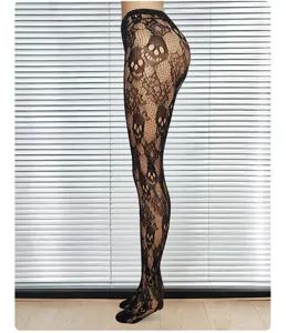 Vista lateral detallada de medias de red negras con calavera gotica y encaje jacquard.