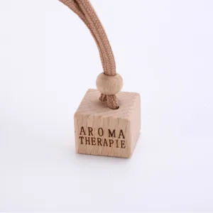Vista detallada de la tapa cuadrada de madera con cordón para perfume de coche.