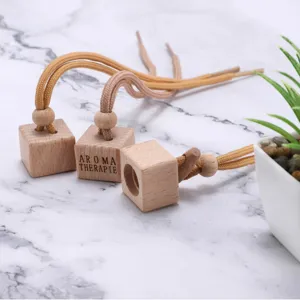 Tapa de madera cuadrada para frasco de perfume de coche con cuerda colgante y cuentas.