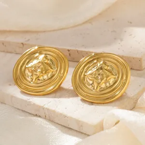 Detailansicht der einzigartigen Faltenstruktur dieser goldfarbenen Edelstahl-Ohrstecker.