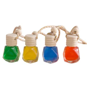 Bunte hängende Auto-Parfümflaschen, Kristallglas-Design, Holzkappe, 4 Stück Set.