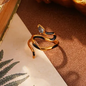 Detaillierte Ansicht des goldenen Schlangenrings mit schwarzem Emaille und blauem Stein