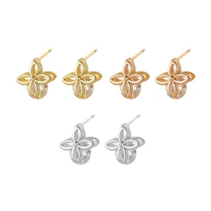 Detail van geometrische bloemen oorknopjes met zirkonia in goud zilver roségoud