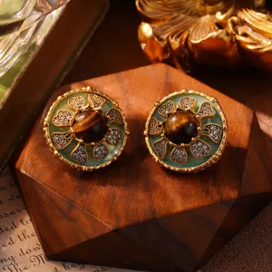 Gedetailleerde weergave van vintage paleisstijl oorbellen met tijgeroog en kristal