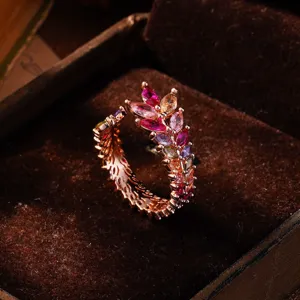 Detailansicht eines Vintage-Rings aus Roségold mit bunten Steinen im Marquise-Schliff.