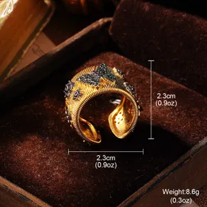 Detaillierte Nahaufnahme eines luxuriösen, geschnitzten Schmetterlingsrings aus Gold mit Textur
