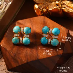 Macrodetail van vintage oorbellen in hofstijl met turquoise en zirkoniasteentjes