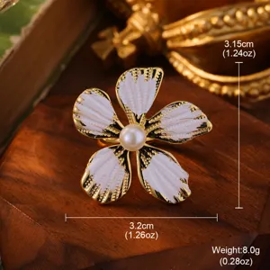 Makroaufnahme französischer weißer Emaille-Blumenohrringe mit Perle und Maßangaben im Detail.