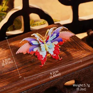 Gros plan d'une boucle d'oreille papillon en cloisonné avec dimensions et poids