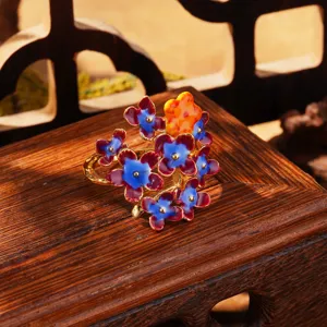 Vue détaillée de boucles d'oreilles fleurs en émail de style chinois traditionnel