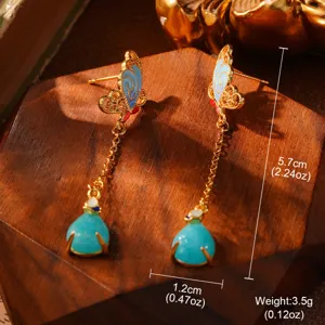 Detailweergave van vintage paleisstijl vlinder oorbellen met blauwe natuursteen