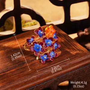 Vue détaillée d'une bague fleur en émail montrant les dimensions dans un décor vintage.