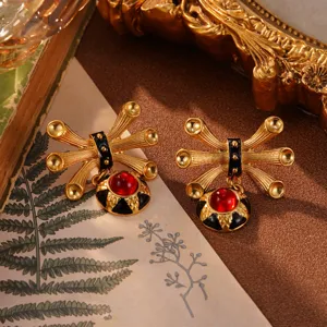 Detailansicht französischer Vintage-Goldohrringe mit roten Steinen und schwarzer Emaille
