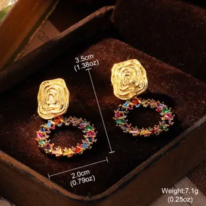 Detailansicht von Zirkonia-Ohrringen mit gehämmerter Gold- und Buntsteinfüllung.