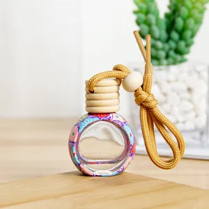 Botella de perfume colgante para coche con patrón floral colorido, tapa de madera y cordón.