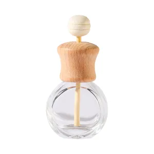 Leere Auto Parfümflasche aus Glas mit Holzkappe und Diffusorstab für Autolüftung Dekoration.