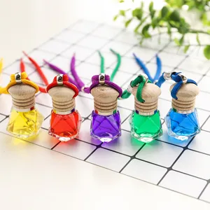 Detalle de perfume para coche, frascos de vidrio poliédrico multicolor con tapón de madera.