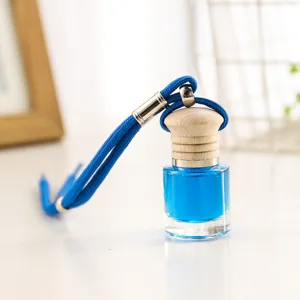 Vista detallada de la botella de perfume colgante para coche, vidrio con líquido azul.