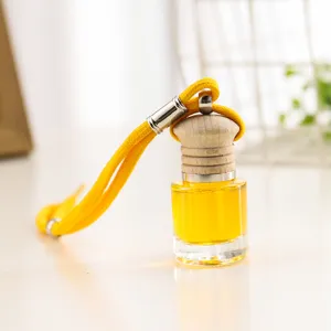 Primer plano del frasco de perfume colgante para coche con vidrio transparente y cuerda.