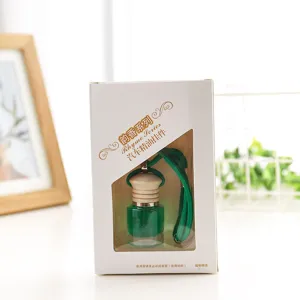 Vista detallada del frasco colgante de perfume para coche con aceite esencial verde.